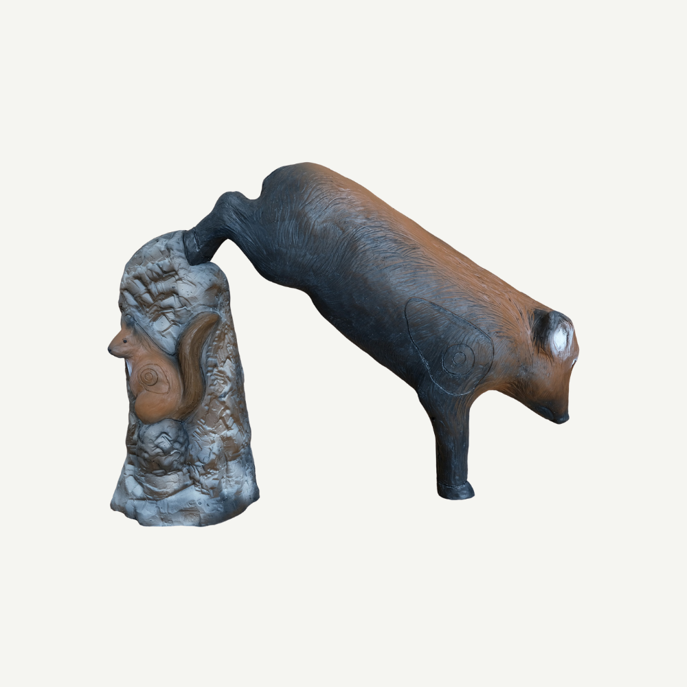 Leitold Keiler springend mit Stein