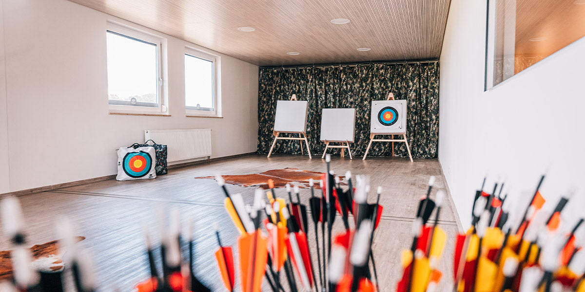 BEARPAW Store Rossach – Indoor-Schießbahn mit Zielen und buntem Pfeilset, perfekte Testmöglichkeit für Bogensport-Fans aus Coburg und Bamberg.