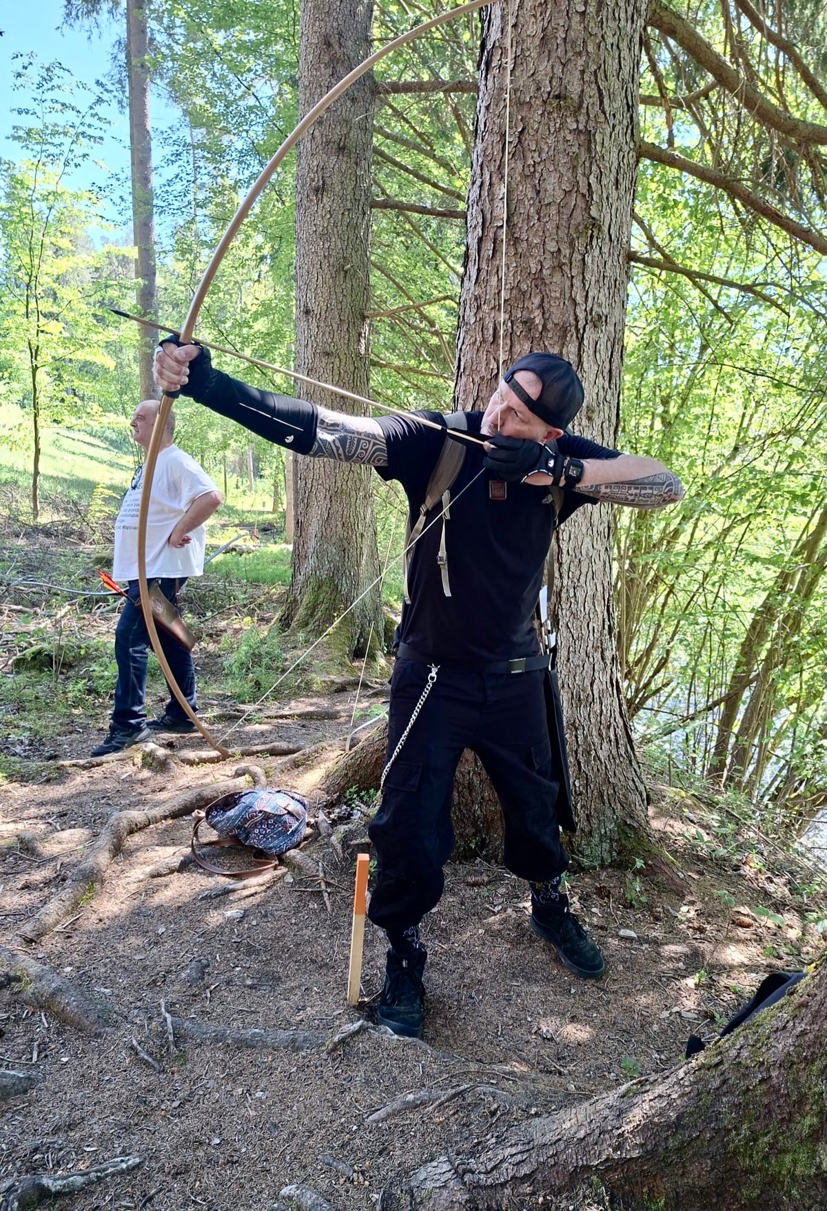 Bogenschütze mit Langbogen im Waldparcours